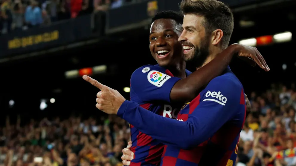 Ansu Fati celebra un gol con Gerard Piqué