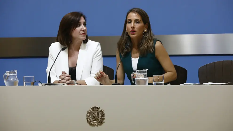 Sara Fernández y María Navarro, este lunes en la presentación de los datos de la auditoría económica.