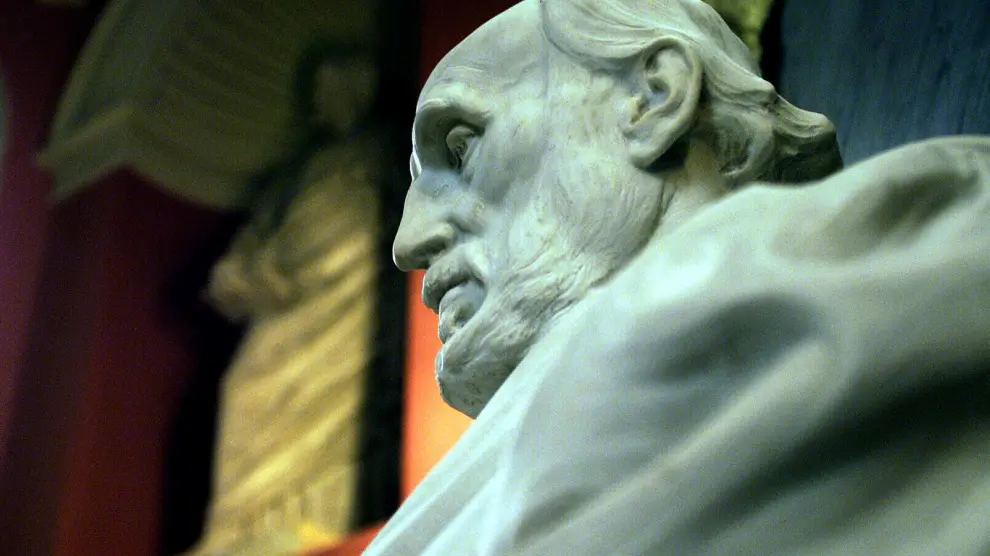 Detalle de la estatua de Cajal que preside el Edificio Paraninfo de Zaragoza