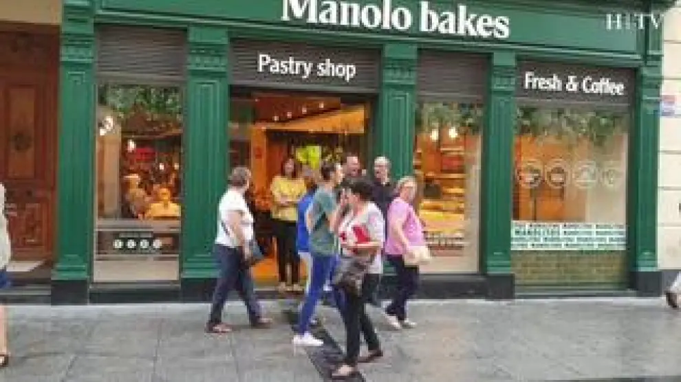 La pastelería 'Manolo Bakes' ha abierto sus puertas este martes en la calle de Alfonso I de Zaragoza con las mesas llenas y una afluencia continua de clientes.