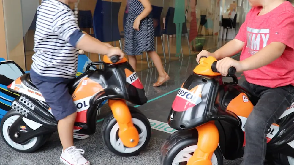 El Mundial de Moto GP dona minimotos para los niños del hospital Quirónsalud de Zaragoza.