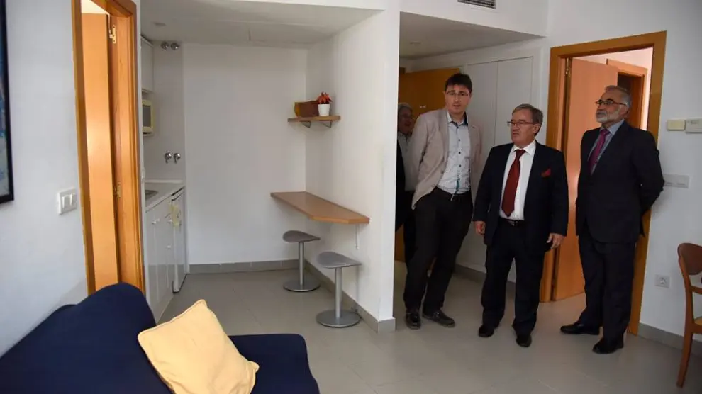 Foto de archivo de una visita del Justicia de Aragón, Ángel Dolado, a las instalaciones de Atades en Huesca.
