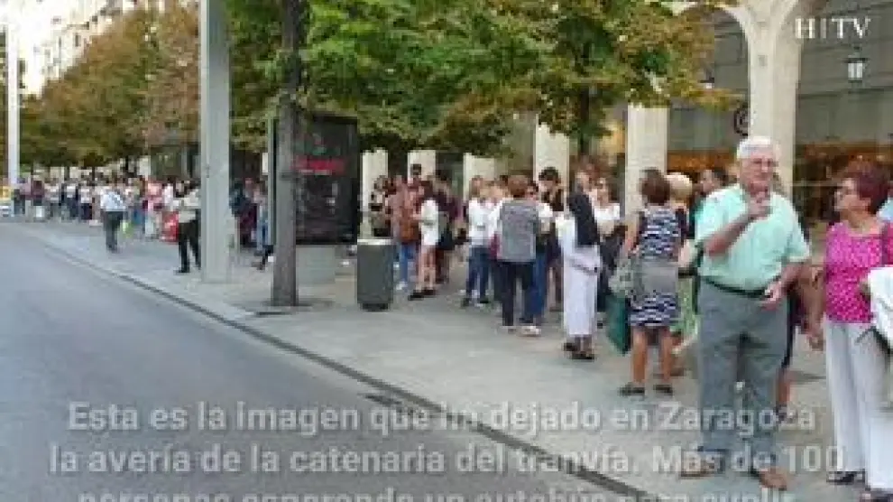 La avería de la catenaria del tranvía en sentido a Valdespartera este martes en Zaragoza, ha obligado a los pasajeros a bajar en plaza de España y esperar un autobús especial hasta Romareda. En hora punta, la fila de viajeros que esperaban superaban las 100 personas.