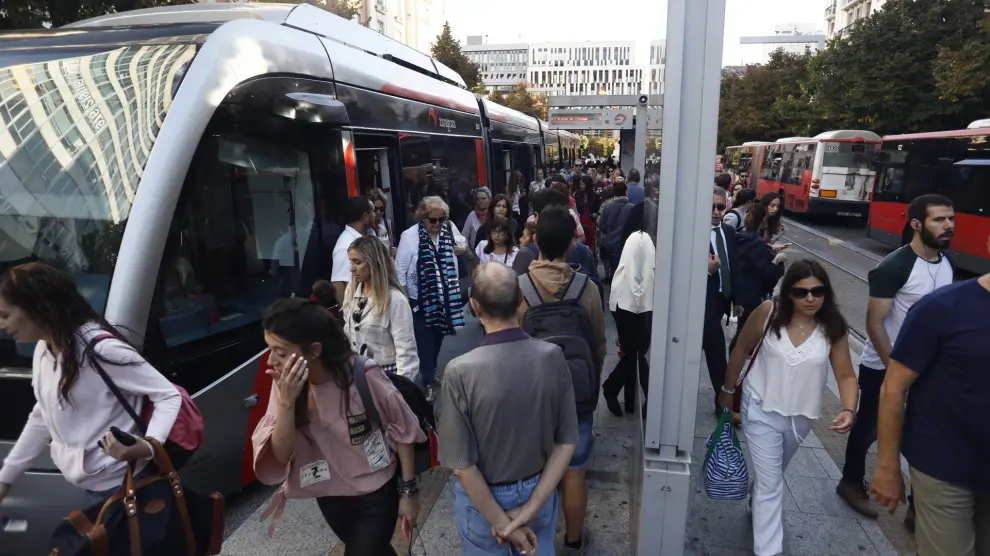 La avería en la catenaria del tranvía ha provocado que decenas de personas se acumularan en las paradas, a la espera de los autobuses de refuerzo.