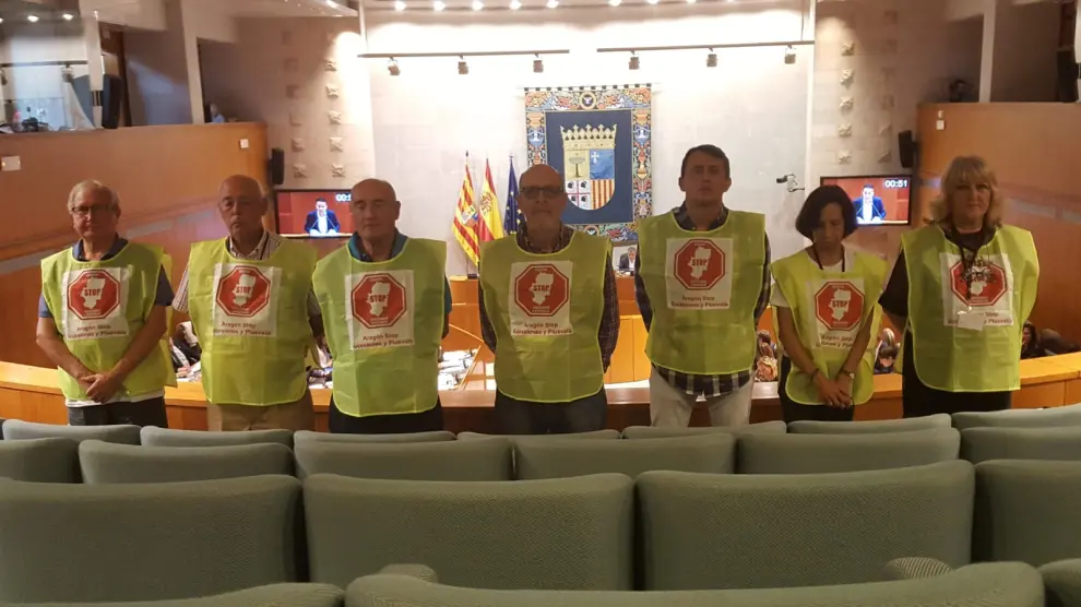Miembros de Aragón Stop Sucesiones dieron la espalda al portavoz del PAR cuando intervino en las Cortes.