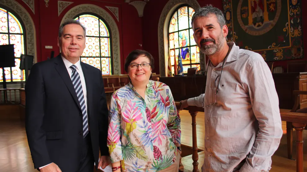 A la presentación asistieron M. Blanca Bauluz, J. Ignacio Garcés y José María Martínez Montiel