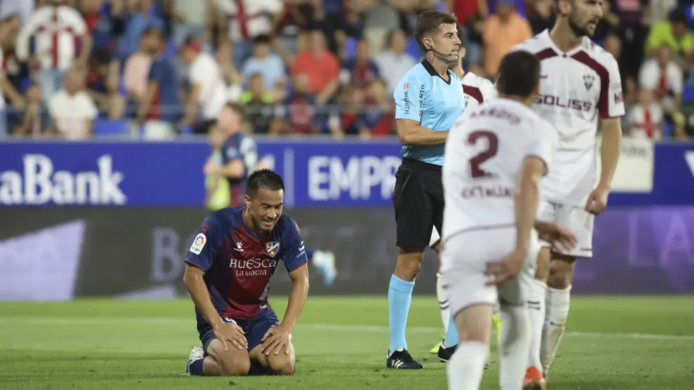 Okazaki lamenta de rodillas una ocasión fallada ante el Albacete.