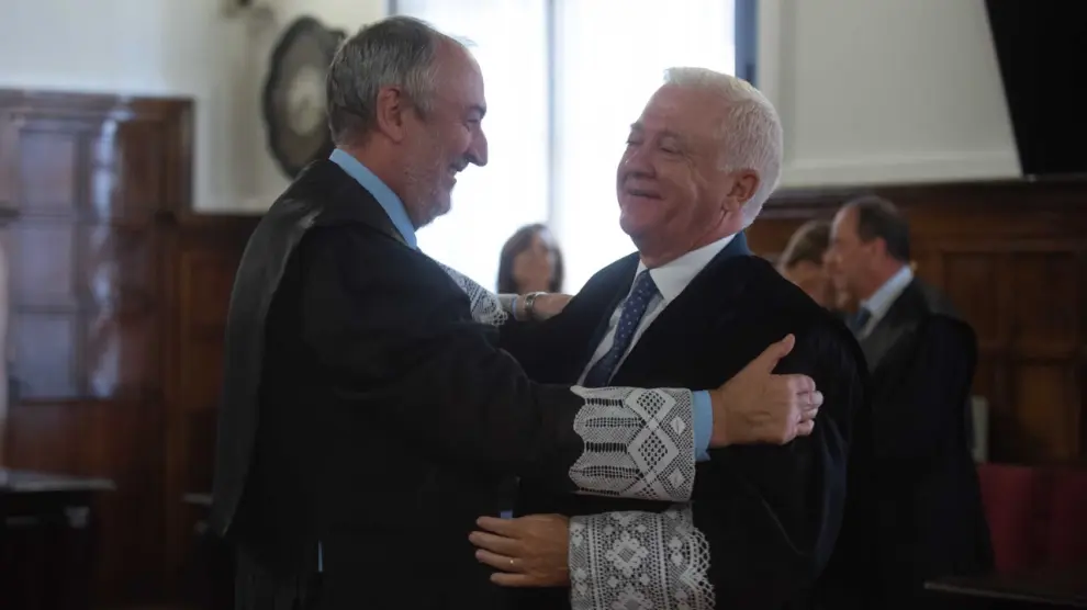 El magistrado Carlos Lasala (a la derecha) felicitado por su padrino Rubén Blasco, ayer en una sala del Tribunal Superior de Justicia de Aragón.