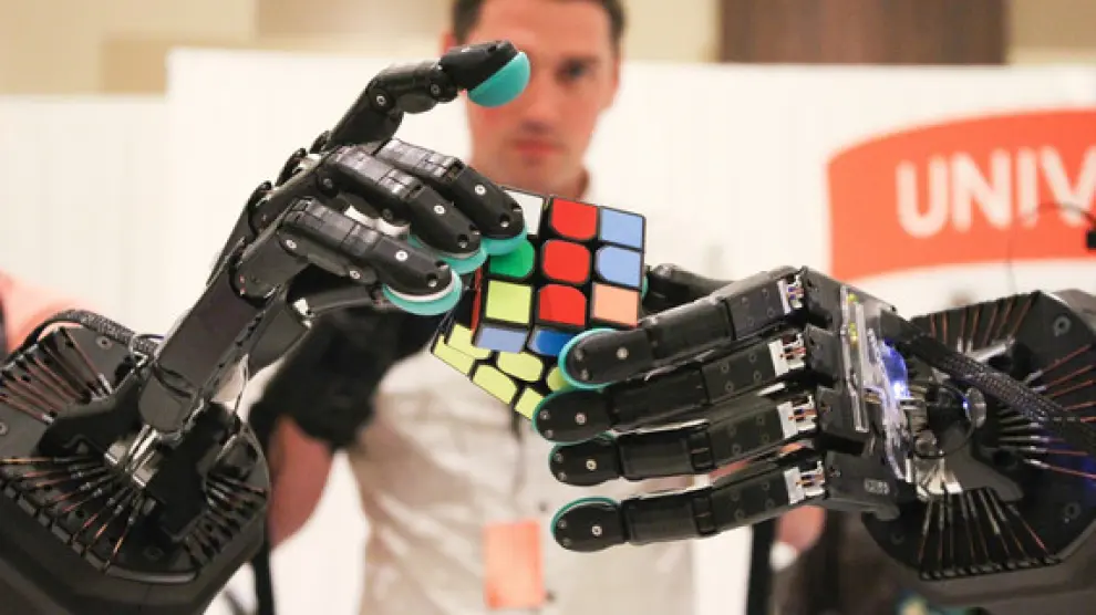 Los científicos se han propuesto crear manos robóticas que imiten a la perfección a las humanas.