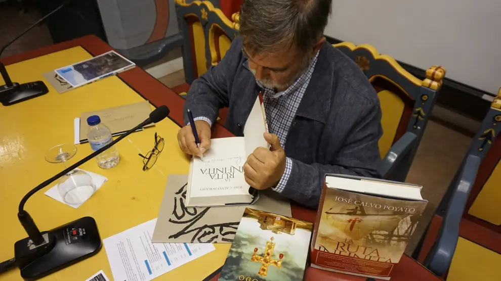 El escritor José Calvo Poyato, firma ejemplares de sus novelas en Albarracín.