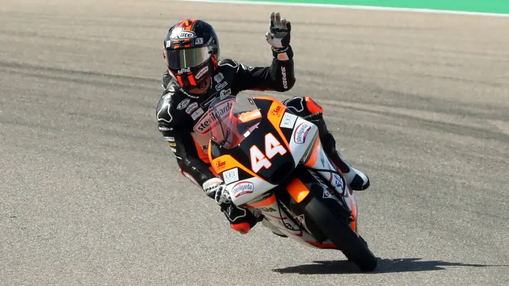 El piloto de Moto 3 Alan Canet celebra su clasificación en primer lugar para la final del Gran Premio Michelin de Aragón, en Motorland.