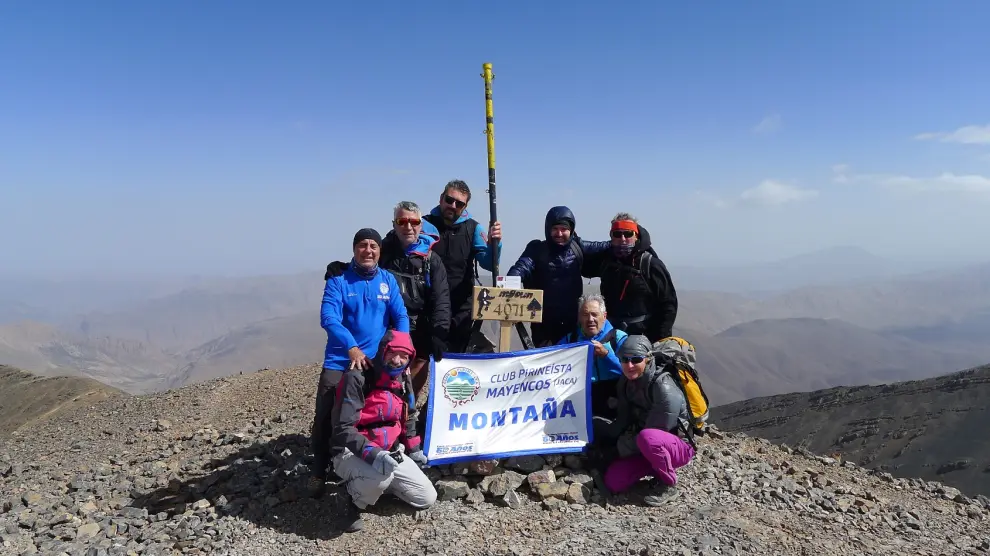 Foto de grupo de Mayencos en la cima de una de sus últimas actividades, el Mgoun, en el Atlas marroquí.