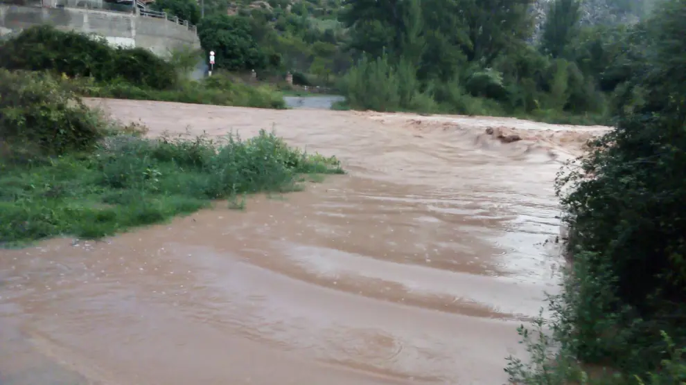 El vado de acceso a los Ramones, inundado por el Mijares.