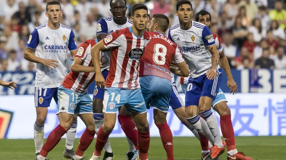 Dwamena, Grippo y Nieto buscan posición en un córner a favor del Real Zaragoza en el partido de este sábado ante el Lugo.