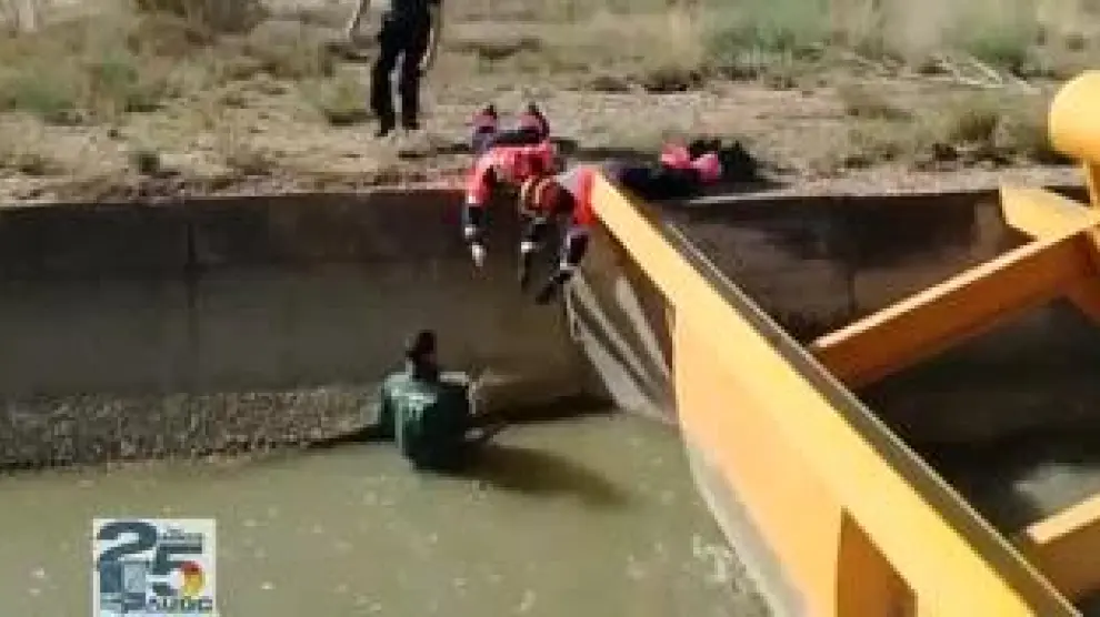 Efectivos de bomberos y de la Guardia Civil han logrado rescatar a uno mediante un lazo, mientras que para el segundo ha sido necesario bajar hasta el canal.