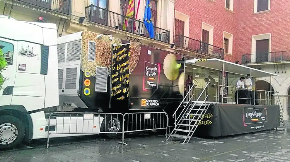 El expotrailer de C’alial en la plaza de San Juan de Teruel, donde se presentó la iniciativa.