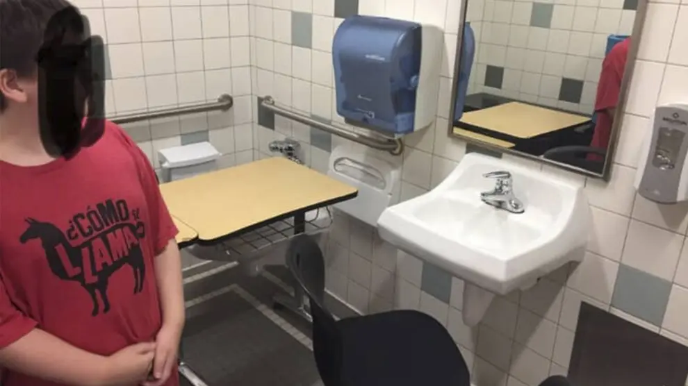 La escuela colocó el pupitre del pequeño con autismo en el baño.