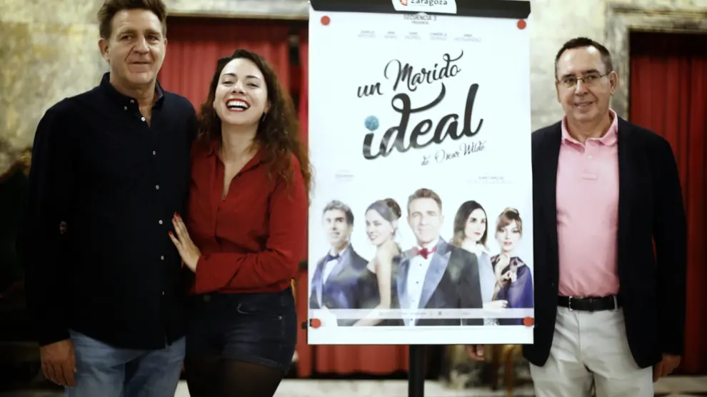 De izquierda a derecha, los actores Juanjo Artero y Ana Arias, y el adaptador del texto, Eduardo Galán.