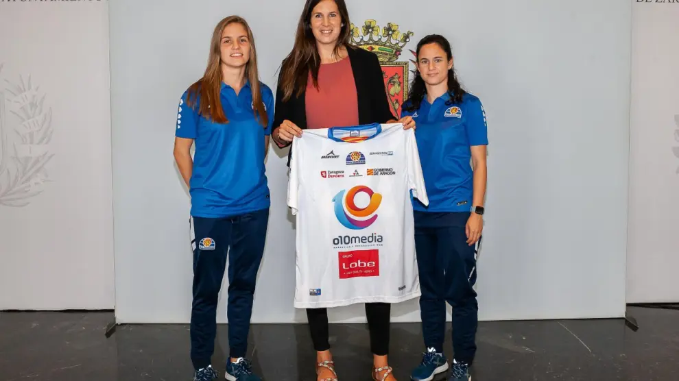 La concejala de Deportes, Cristina García, con dos jugadoras del Sala Zaragoza en la recepción del equipo en el Ayuntamiento