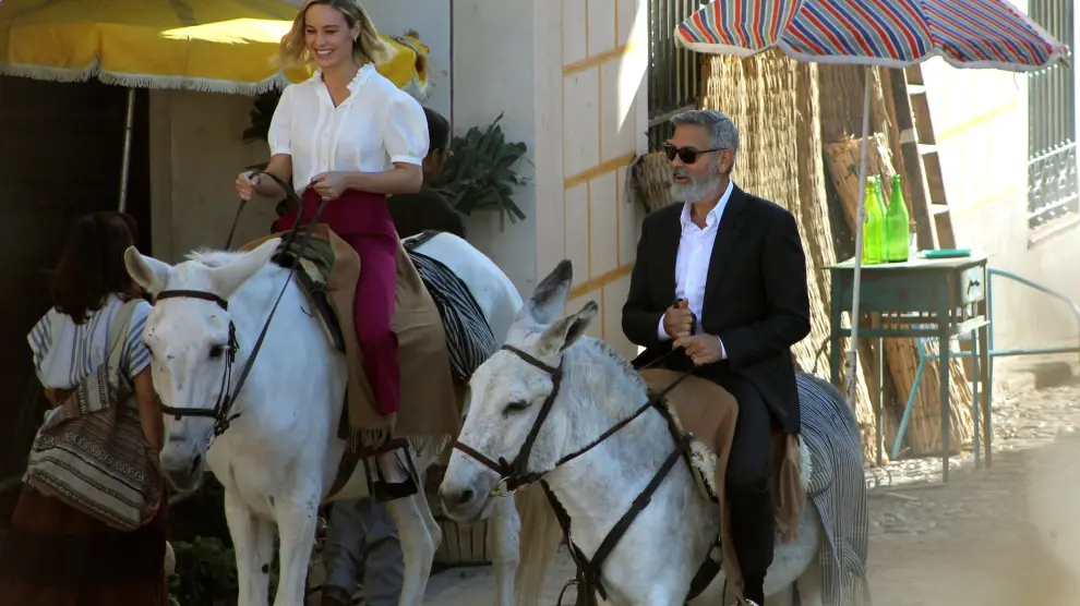 Larson y Clooney, de paseo por Navalcarnero.