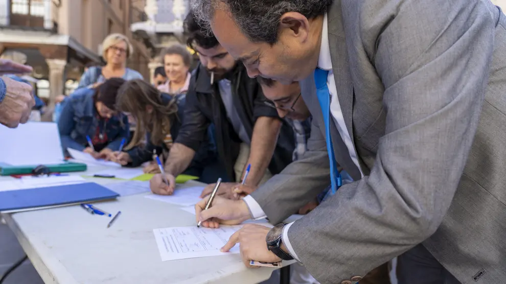 Recogida de firmas de Teruel existe para conseguir los avales para presentarse a las elecciones generales. Foto Antonio garcia/bykofoto. 25/06/19 [[[FOTOGRAFOS]]]
