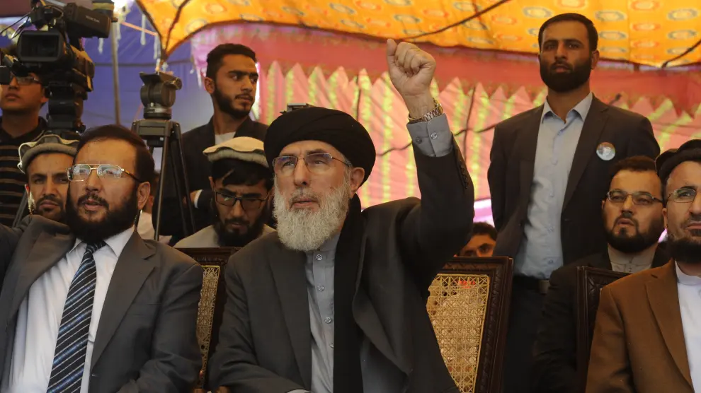 Hekmatyar levantando el puño