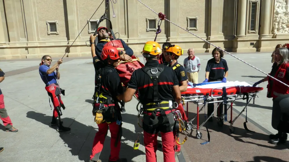 Simulacro de rescate realizado por los bomberos entre Macanaz y la basílica del Pilar.
