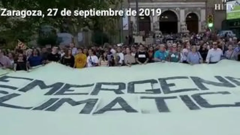 Miles de personas han salido a las calles de Zaragoza este viernes.