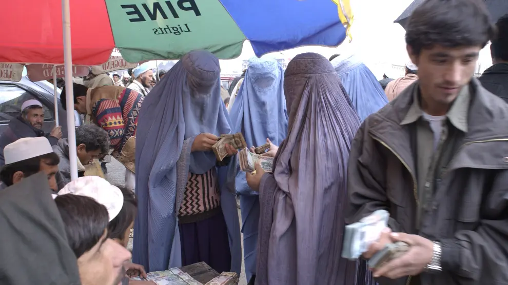 Mercado de cambio de dólares por afganis.