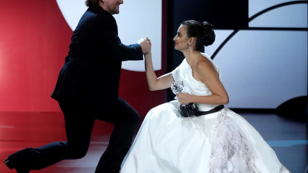 Penélope Cruz recibe el premio Donostia de manos de Bono