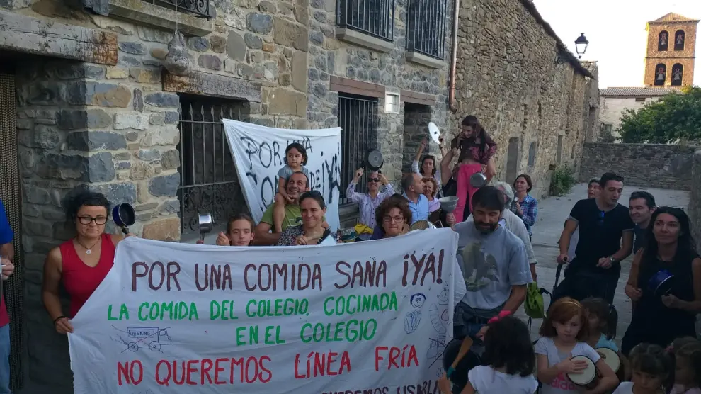 Una protesta de los padres de Santa Cilia por los problemas en el comedor.