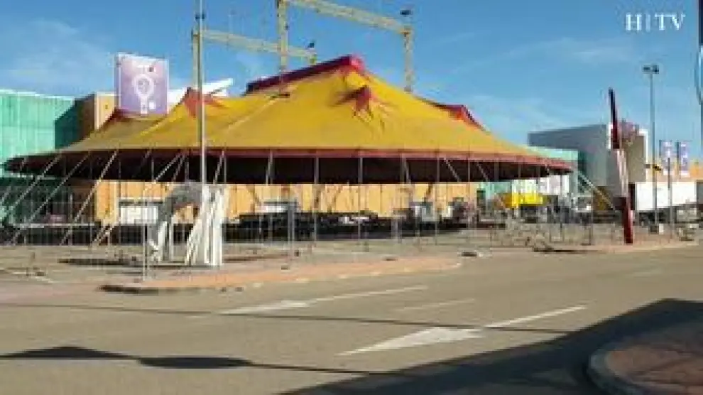 A pesar de la polémica, el circo de animales 'Zoorprendente' ya ha comenzado a instalar su carpa en el aparcamiento del centro comercial de Plaza para las próximas Fiestas del Pilar.