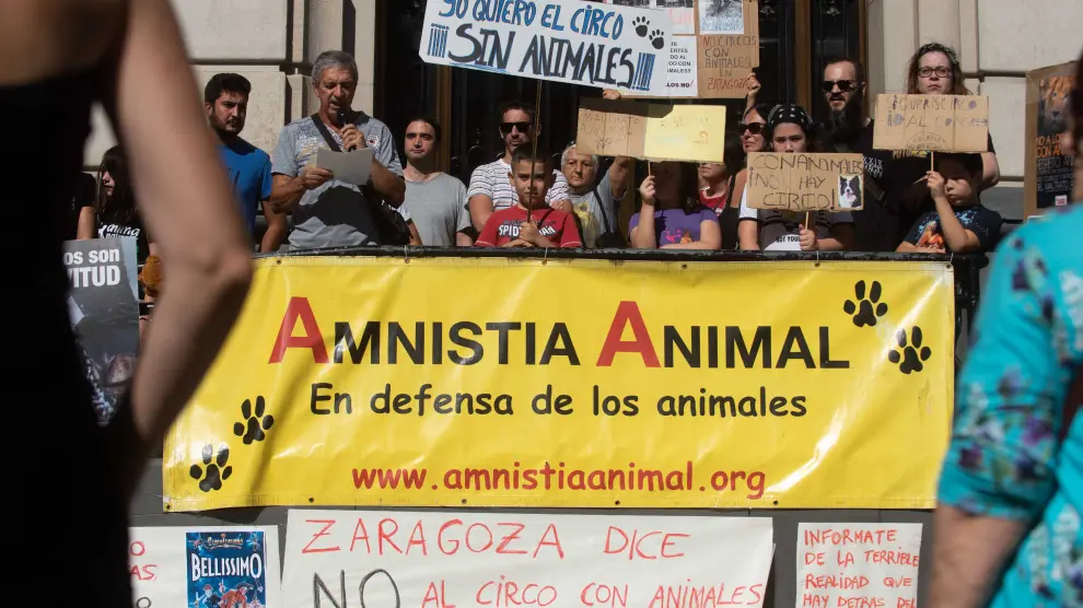 Protesta de los colectivos animalistas contra el retorno de los circos con animales a Zaragoza.
