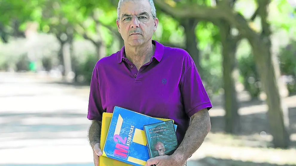 Fernando de la Cueva, este lunes, con el libro de Matemáticas (azul) que ha repartido y otros materiales.