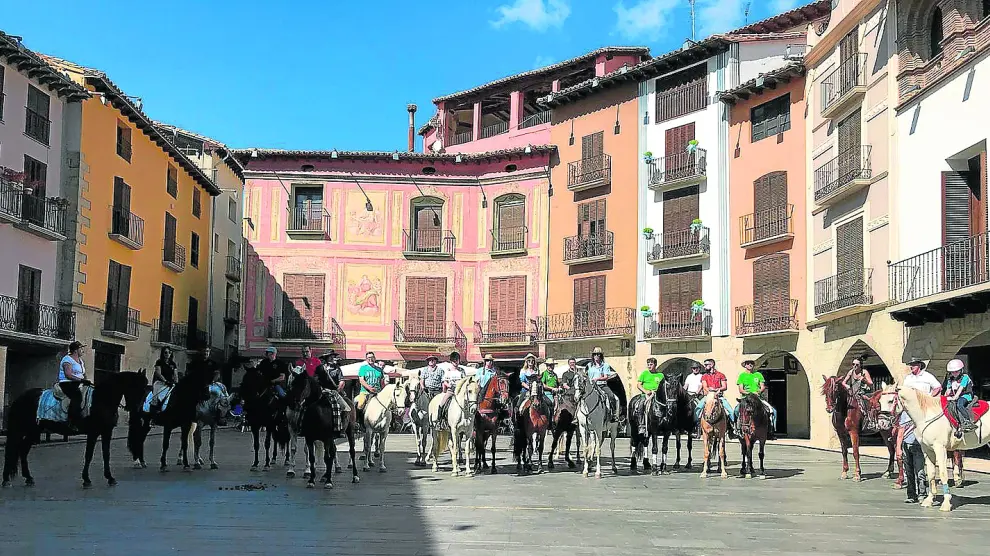 Un grupo de jinetes en la plaza Mayor de Graus, con motivo de una edición anterior de la feria.