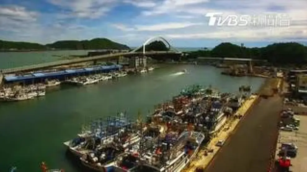 El desplome de un puente en el puerto de Nanfang'ao, al noreste de Taiwan, ha sepultado bajo toneladas de hormigón tres barcos pesqueros y han dejado atrapadas a varias personas.