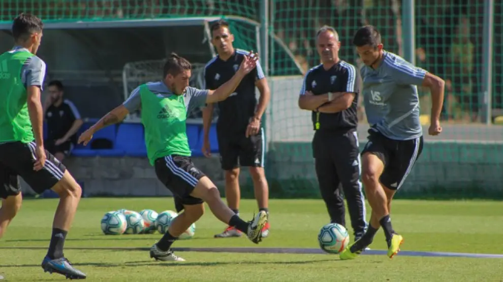 Álvaro Cervera, al fondo, observa un entrenamiento de su equipo.