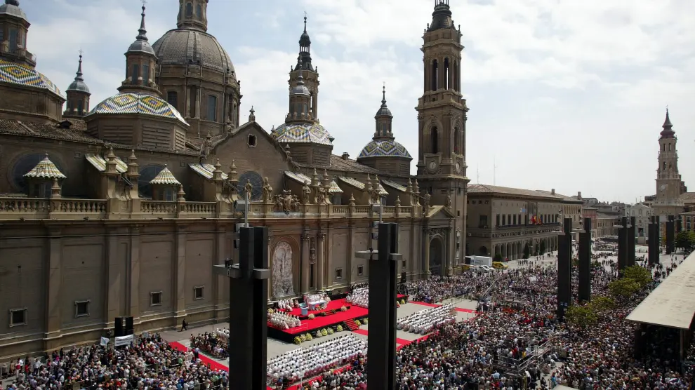 Misa de clausura del jubileo por el centenario de la Coronación de la Virgen del Pilar en la plaza del Pilar de Zaragoza el 22 de mayo 2005