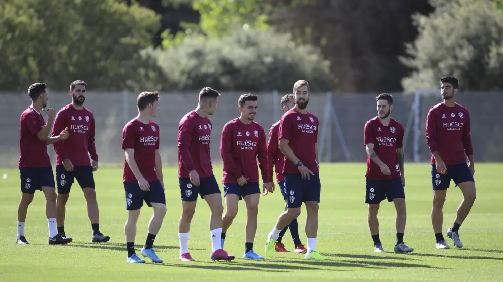 Algunos jugadores de la SD Huesca, durante un entrenamiento.
