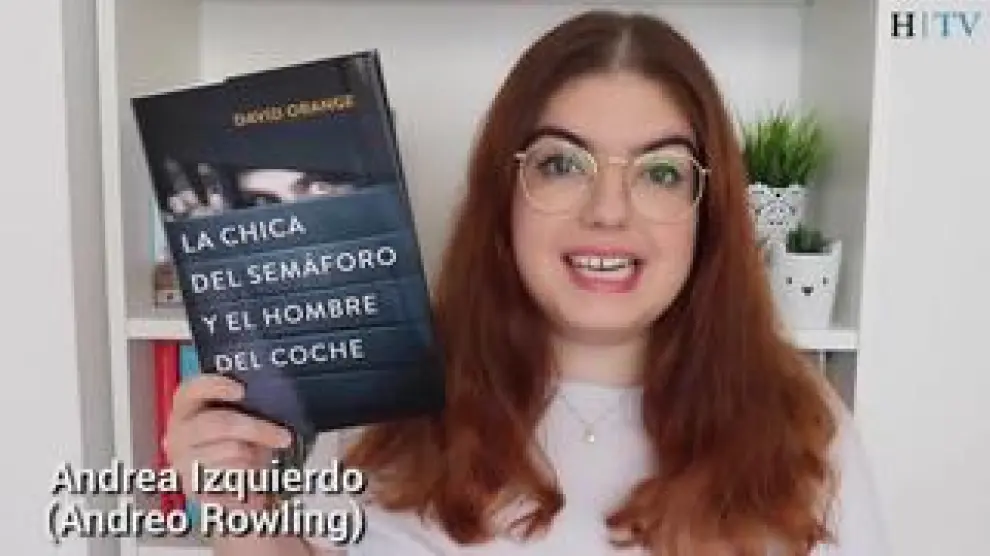 La booktuber zaragozana Andrea Izquierdo recomienda 'La chica del semáforo y el hombre del coche', un libro ya publicado en internet hace un año y que ahora ya se puede encontrar en las librería en formato papel.