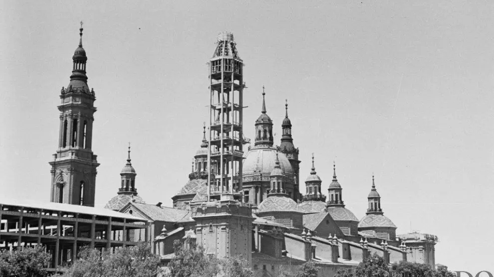 El Pilar con la segunda torre en plena construcción