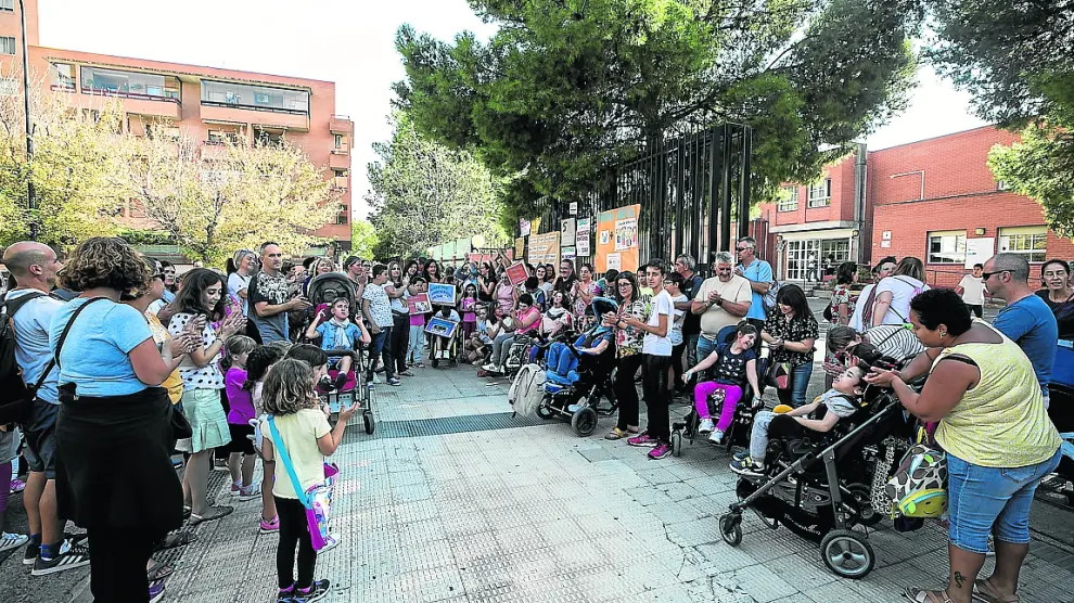 Protesta a las puertas del colegtio Alborada, el martes, a la que asistieron unas 200 personas.