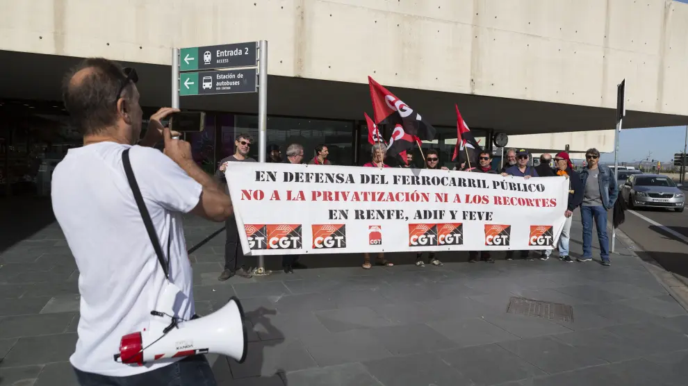 Concentración de los sindicalistas del sector ferroviario de la CGT en la estación Delicias contra las privatizaciones del AVE y el deterioro del tren regional.