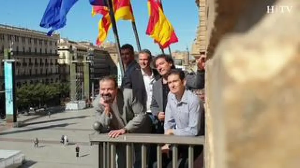 Los cinco integrantes del grupo zaragozano se suben este sábado al balcón del ayuntamiento de la capital aragonesa para dar inicio a las Fiestas del Pilar de Zaragoza y entonar su pregón ante miles de personas.