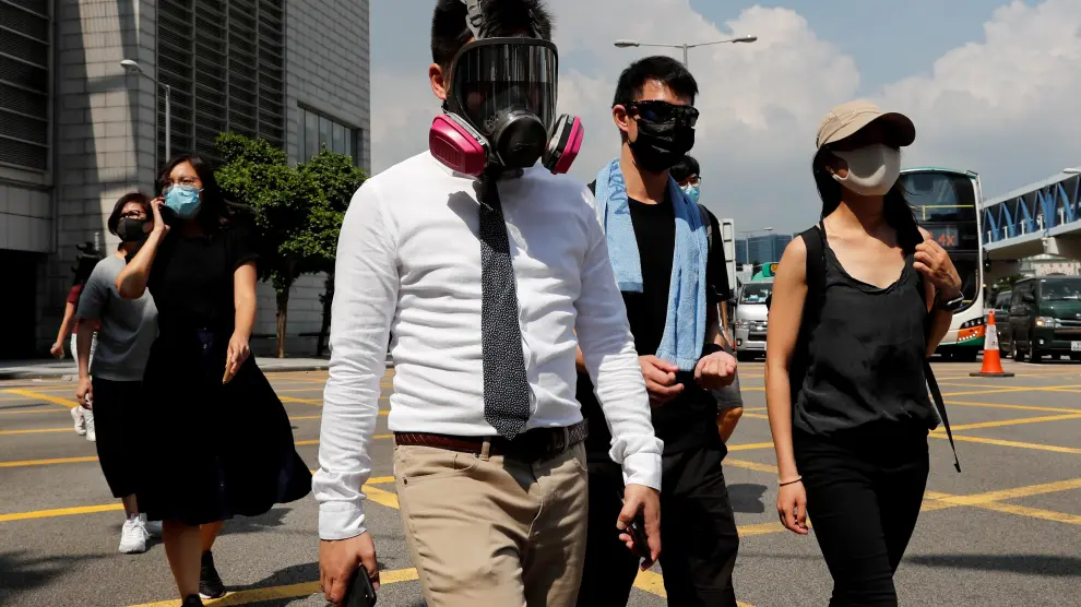 Anti-government office workers wearing masks attend a lunch time protest, after local media reported on an expected ban on face masks under emergency law, at Central, in Hong Kong, China, October 4, 2019. REUTERS/Tyrone Siu TPX IMAGES OF THE DAY [[[REUTERS VOCENTO]]] HONGKONG-PROTESTS/