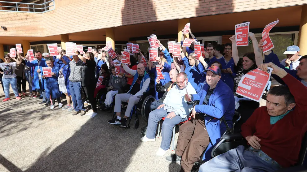 Los usuarios y trabajadores de Atadi, concentrados a las puertas del centro asistencial Ángel Custodio de Teruel.