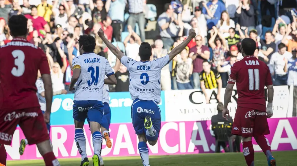 Borja Bastón y Vallejo celebran un gol ante el Sporting de Gijón en la temporada 2014-15 en La Romareda.