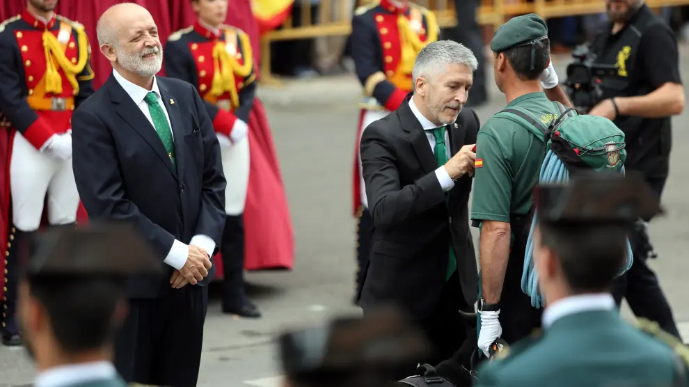 El ministro del Interior en funciones, imponiéndole la cruz con distintivo rojo al cabo primero Sergio Orna.