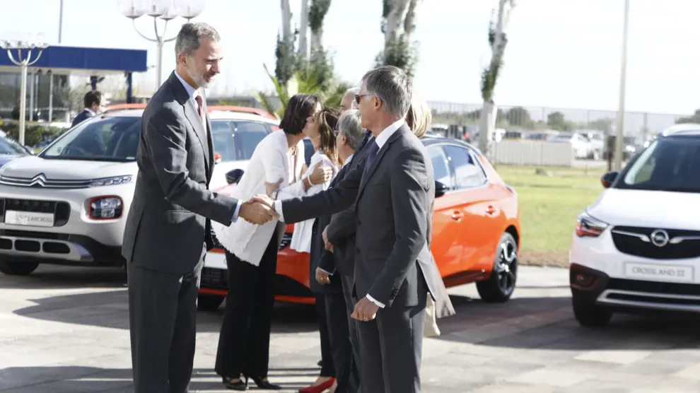 El rey Felipe y Carlos Tavares, director ejectivo del grupo PSA, se saludan a la llegada del monarca a la planta de Figueruelas, este lunes