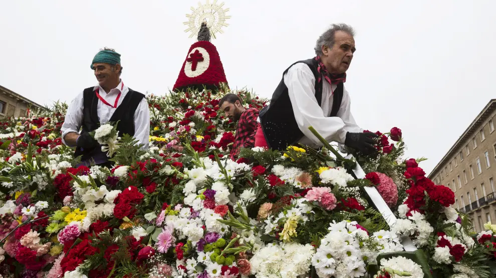 Imagen típica del día del Pilar durante la Ofrenda de Flores a la Virgen del Pilar en Zaragoza